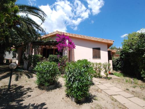 una casa con fiori viola davanti di Villa Arianna by Interhome a Monte Nai