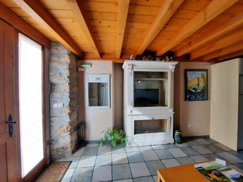 a living room with a wooden ceiling and a door at Errotazar apartamento M in Alsasua
