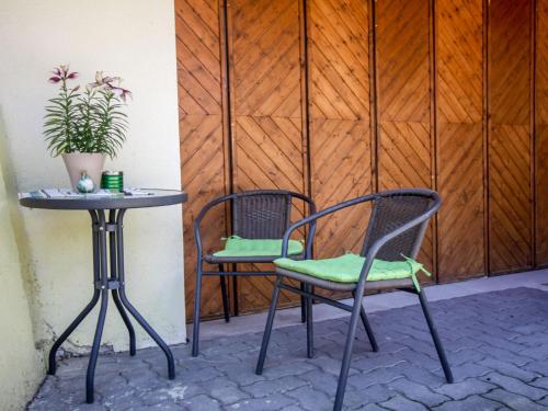 2 sillas y una mesa en el patio en Apartment Neugasteig-1 by Interhome en Neustift im Stubaital