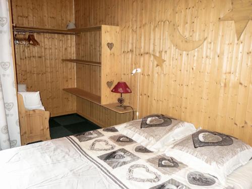 サン・ジェルヴェ・レ・バンにあるApartment Le Clos Alpin by Interhomeの木製の壁にベッド2台が備わるベッドルーム1室