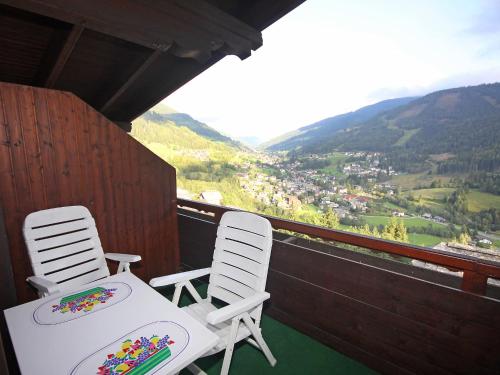 2 Stühle und ein Tisch auf einem Balkon mit Aussicht in der Unterkunft Studio Edelweiss by Interhome in Obertschern