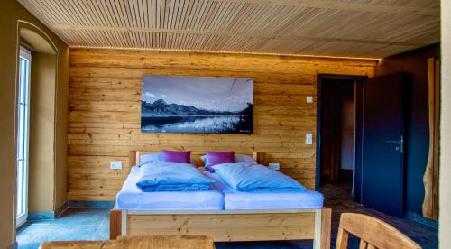 Alpenloft Mereine房間的床