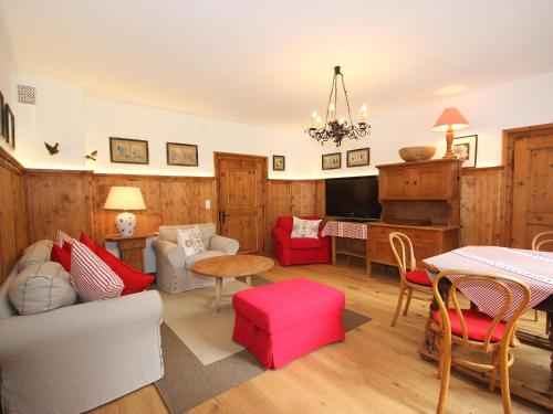 ein Wohnzimmer mit einem Sofa und einem Tisch in der Unterkunft Holiday Home Fürstenhaus by Interhome in Ginzling