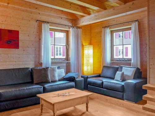 ein Wohnzimmer mit einem Sofa und einem Couchtisch in der Unterkunft Apartment Alpina by Interhome in Wengen