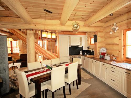 Foto dalla galleria di Chalet Chalet Karin by Interhome a Innsbruck