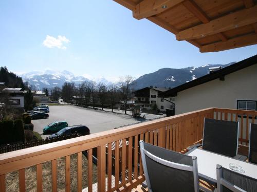 einen Balkon mit Blick auf einen Parkplatz und die Berge in der Unterkunft Apartment Haus Sonne by Interhome in Erlberg