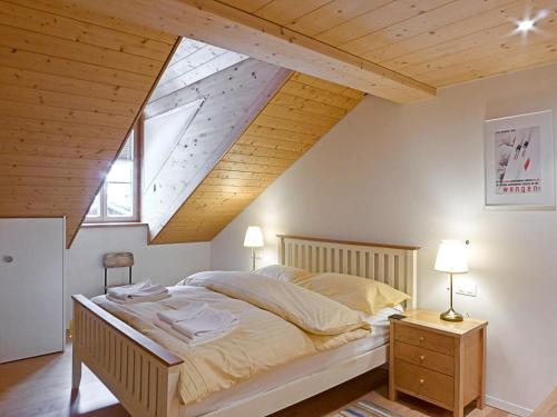 ヴェンゲンにあるApartment Mittaghorn-3 by Interhomeのベッドルーム1室(屋根裏部屋に大型ベッド1台付)