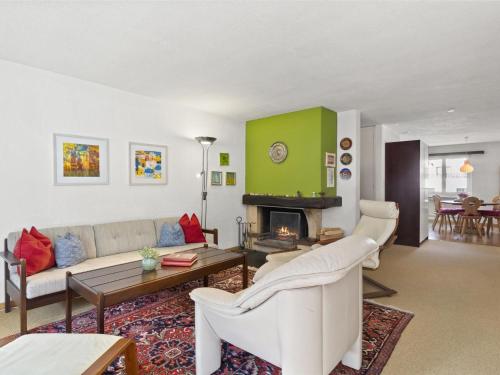 ein Wohnzimmer mit einem Sofa und einem Kamin in der Unterkunft Apartment Lang by Interhome in Churwalden