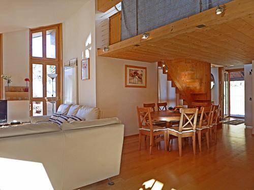 Posezení v ubytování Apartment Schweizerheim Apt-5 by Interhome