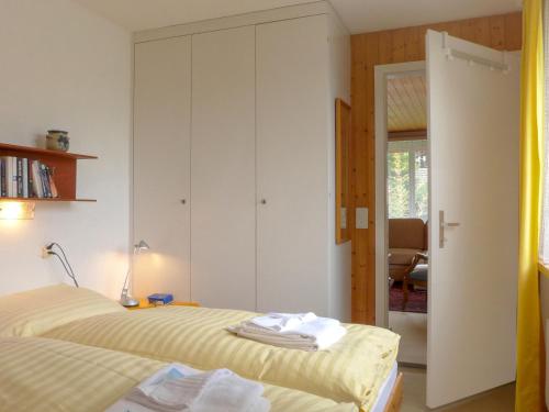 ヴェンゲンにあるApartment Zur Linde by Interhomeのベッドルーム1室(ベッド2台、クローゼット付)