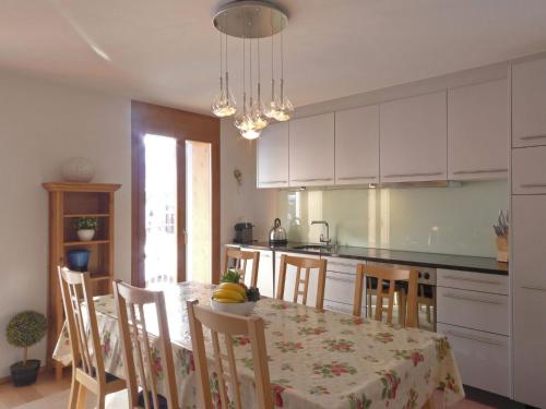 - une cuisine avec une table, des chaises et une table dans l'établissement Apartment Eden by Interhome, à Wengen