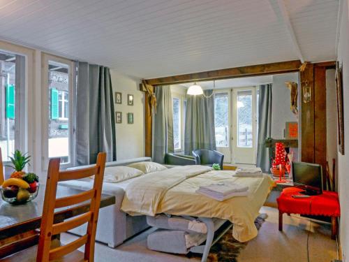 ヴェンゲンにあるApartment Schweizerhof-1 by Interhomeのベッドルーム1室(ベッド1台、テーブル、椅子付)