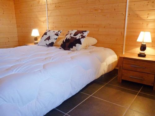 オヴロナにあるChalet Ardévaz I by Interhomeのベッドルーム1室(白いベッド1台、枕2つ付)