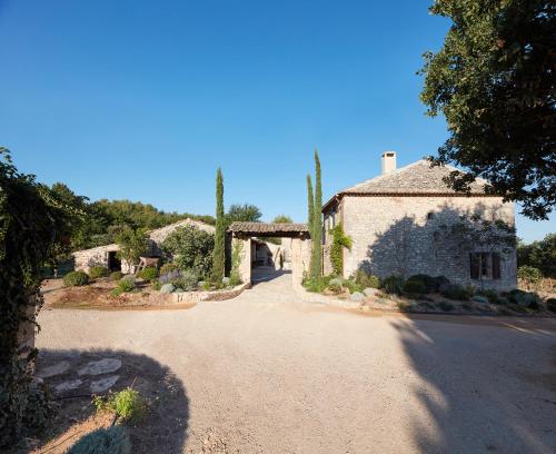 a house on the side of a road at Le Mas Vermentino, La Bastide de Marie, Villa avec services in Ménerbes