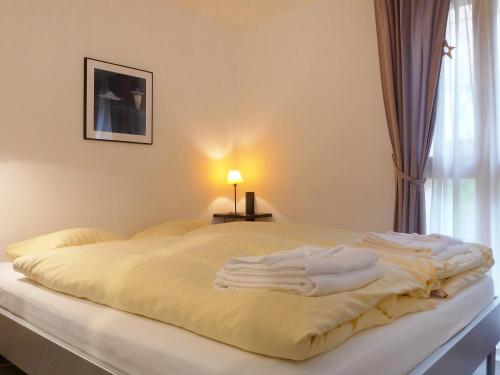 מיטה או מיטות בחדר ב-Apartment Breithorn-Residence-3 by Interhome