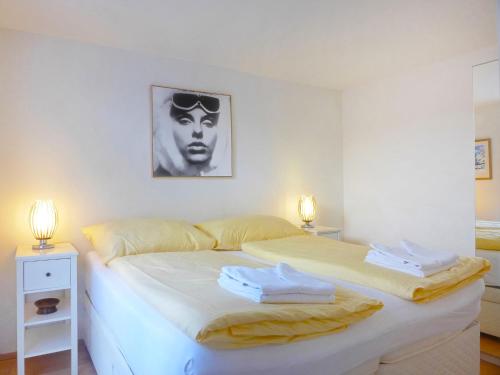 ヴェンゲンにあるApartment Roossi by Interhomeのベッドルーム1室(ベッド1台、タオル2枚付)