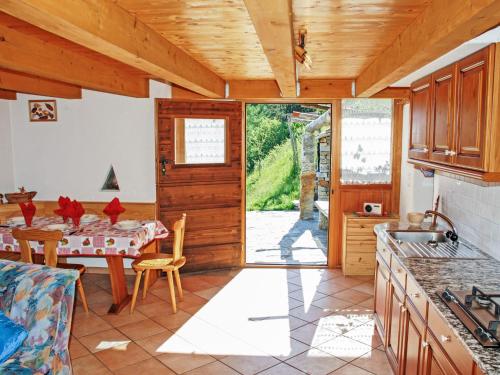 een keuken met een tafel en een eetkamer bij Holiday Home Rustico Pamela by Interhome in Chiavasco