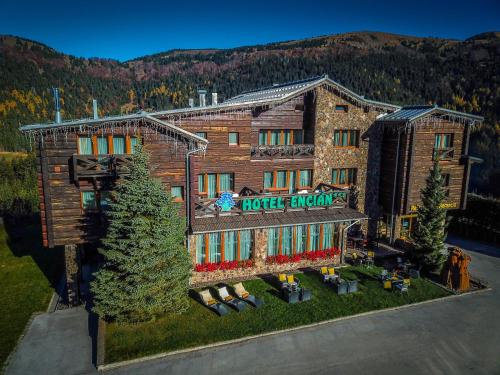 un hotel con un cartel en la parte delantera de un edificio en Horsky Hotel Encian Donovaly en Donovaly