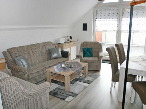 sala de estar con sofá, sillas y mesa en Apartment Borkum by Interhome, en Dornumersiel