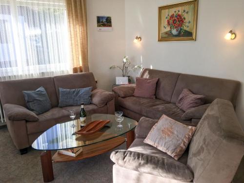 uma sala de estar com um sofá e uma mesa em Holiday Home Zum munteren Eichhörnchen by Interhome em Dittishausen