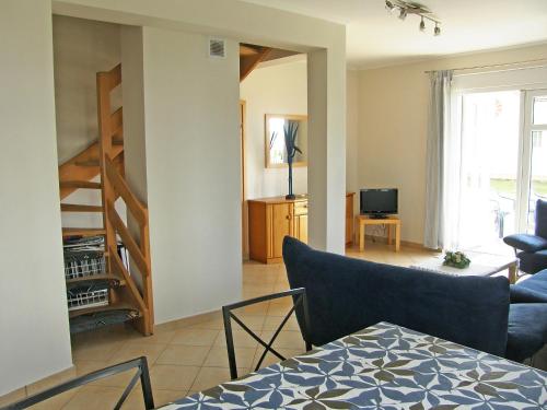韋巴的住宿－Holiday Home Domek Joanna-3 by Interhome，客厅配有沙发、椅子和电视