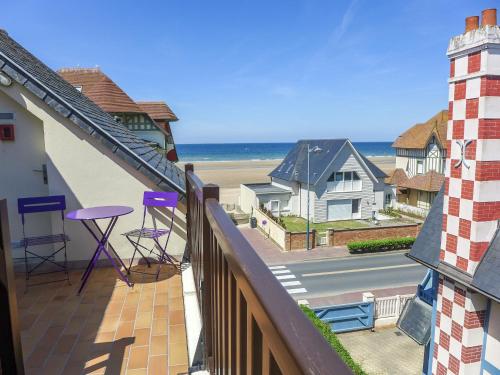 - un balcon avec une table et des chaises et la plage dans l'établissement Apartment Kennedy by Interhome, à Villers-sur-Mer