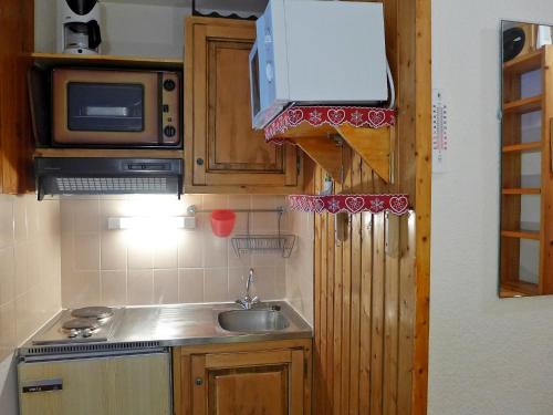 cocina con fregadero y microondas en Apartment Le Triolet-5 by Interhome, en Chamonix-Mont-Blanc