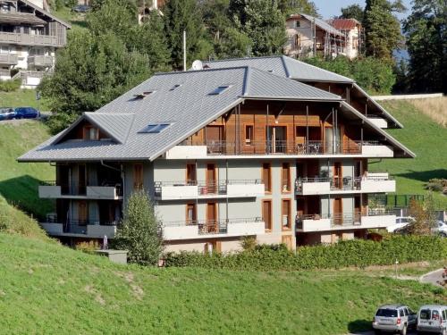 une maison avec un toit solaire sur une colline dans l'établissement Apartment Clos de la fontaine 2 by Interhome, à Saint-Gervais-les-Bains