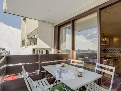 une table et des chaises sur le balcon d'un bâtiment dans l'établissement Apartment Le Grand Tichot A et B-5 by Interhome, à Tignes