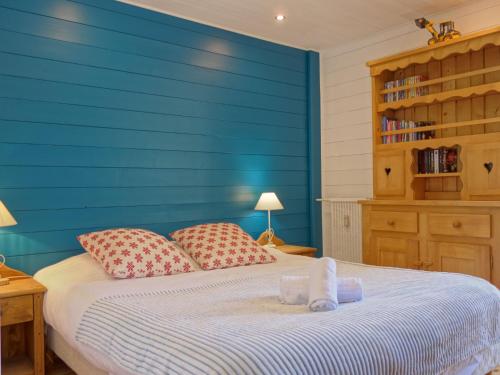 une chambre avec un mur bleu et un lit dans l'établissement Apartment Le Grand Tichot A et B - Val Claret-5 by Interhome, à Tignes