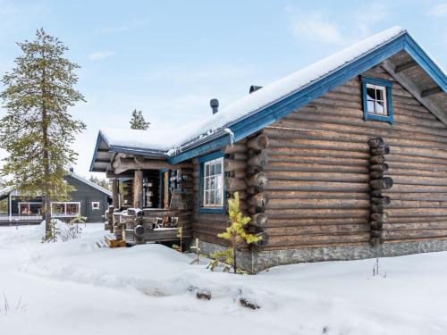a log cabin in the snow at Holiday Home Hanhela by Interhome in Äkäslompolo