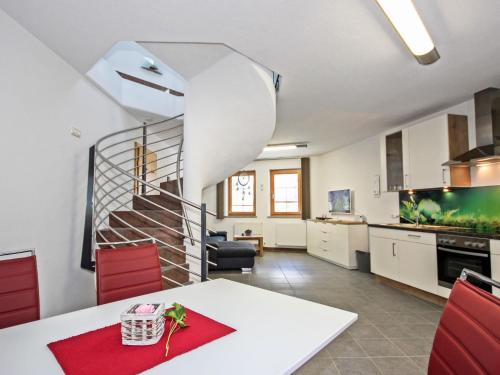 een keuken en eetkamer met een wenteltrap bij Apartment Jenewein by Interhome in Fliess