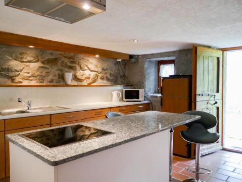 cocina con fregadero y encimera en Holiday Home Casa Sole by Interhome, en Ponto Valentino