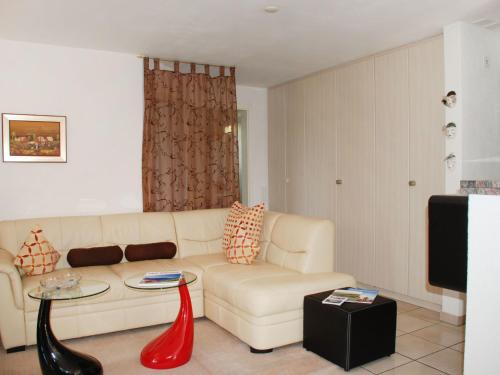 - un salon avec un canapé et une table dans l'établissement Apartment Giardinetto by Interhome, à San Nazzaro
