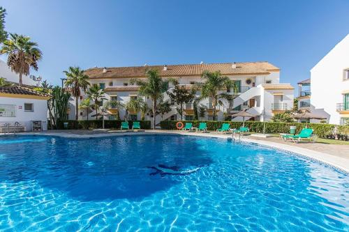 une grande piscine en face d'un bâtiment dans l'établissement Estrelicia II, à Marbella