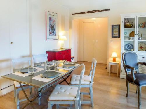 une salle à manger avec une table et des chaises en verre dans l'établissement Apartment Eden Park by Interhome, à Benerville-sur-Mer