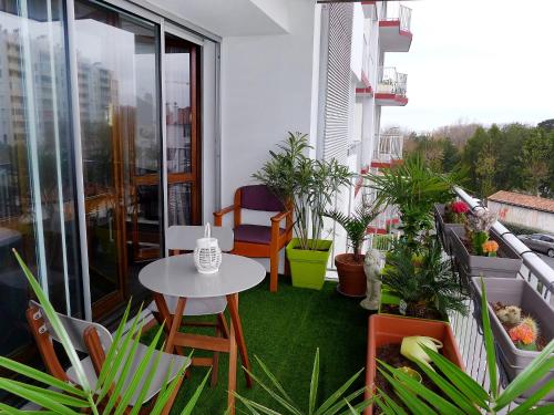 een balkon met een tafel, stoelen en planten bij Apartment Clos St Martin-5 by Interhome in Biarritz