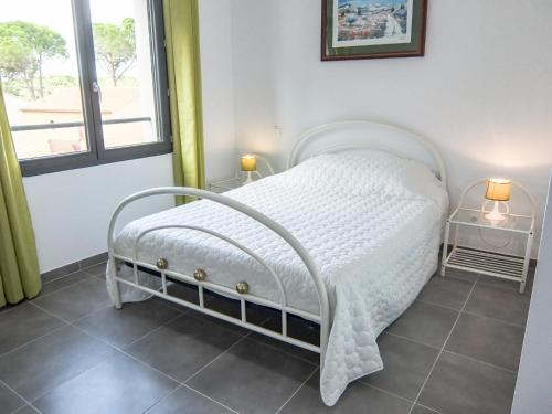 Ένα ή περισσότερα κρεβάτια σε δωμάτιο στο Apartment Le Clos des Alberes-2 by Interhome