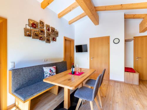 TV a/nebo společenská místnost v ubytování Apartment Mooslehen-2 by Interhome