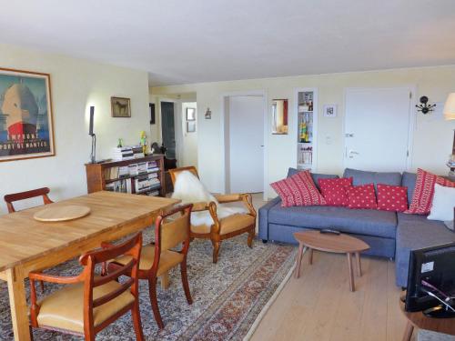 - un salon avec un canapé bleu et une table dans l'établissement Apartment Schuss 23 by Interhome, à Villars-sur-Ollon