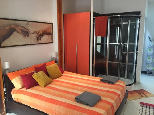 1 dormitorio con 1 cama y armario rojo en The Red Door en Tas-Samra