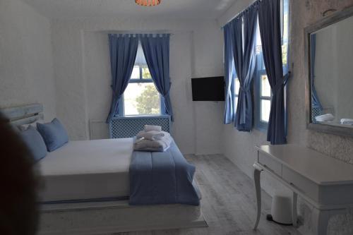 Кровать или кровати в номере Thea Butik Hotel & Restaurant