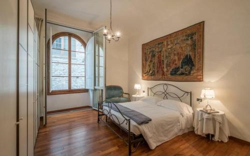 a bedroom with a bed and a painting on the wall at Signoria Vista in Florence