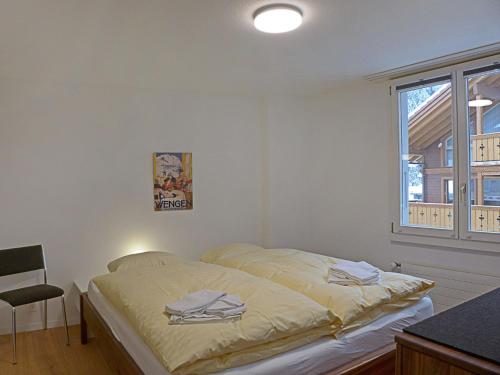 ヴェンゲンにあるApartment Lauber-2 by Interhomeのベッドルーム1室(ベッド1台、デスク、窓付)