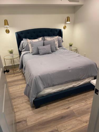 Ένα ή περισσότερα κρεβάτια σε δωμάτιο στο Main Street Farmhouse City Retreat by Hollyhock