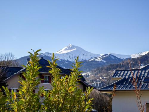 Une montagne au loin avec une maison et des arbres dans l'établissement Apartment Crespin by Interhome, à Saint-Gervais-les-Bains