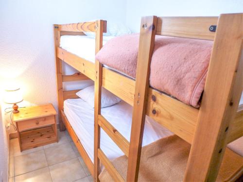 quelques lits superposés dans une chambre dans l'établissement Apartment Zirlinga-7 by Interhome, à Bidart