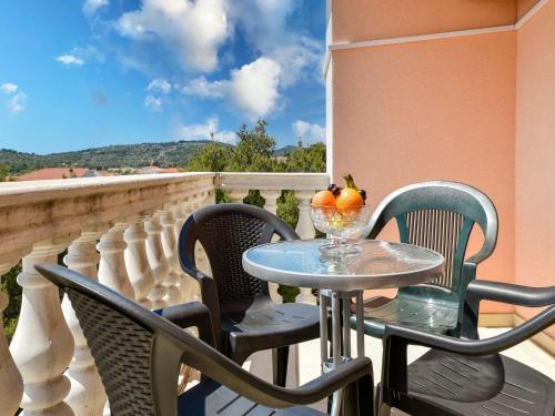 - une table et des chaises sur un balcon avec un bol de fruits dans l'établissement Apartment Milin-3 by Interhome, à Jezera