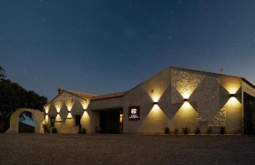 un edificio con luces de noche. en Hoteles Desconecta2 en Monesterio