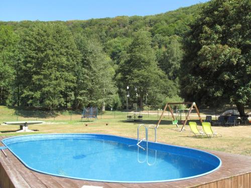 una piscina vacía en un parque con parque infantil en Holiday Home Stárkov by Interhome, en Stárkov